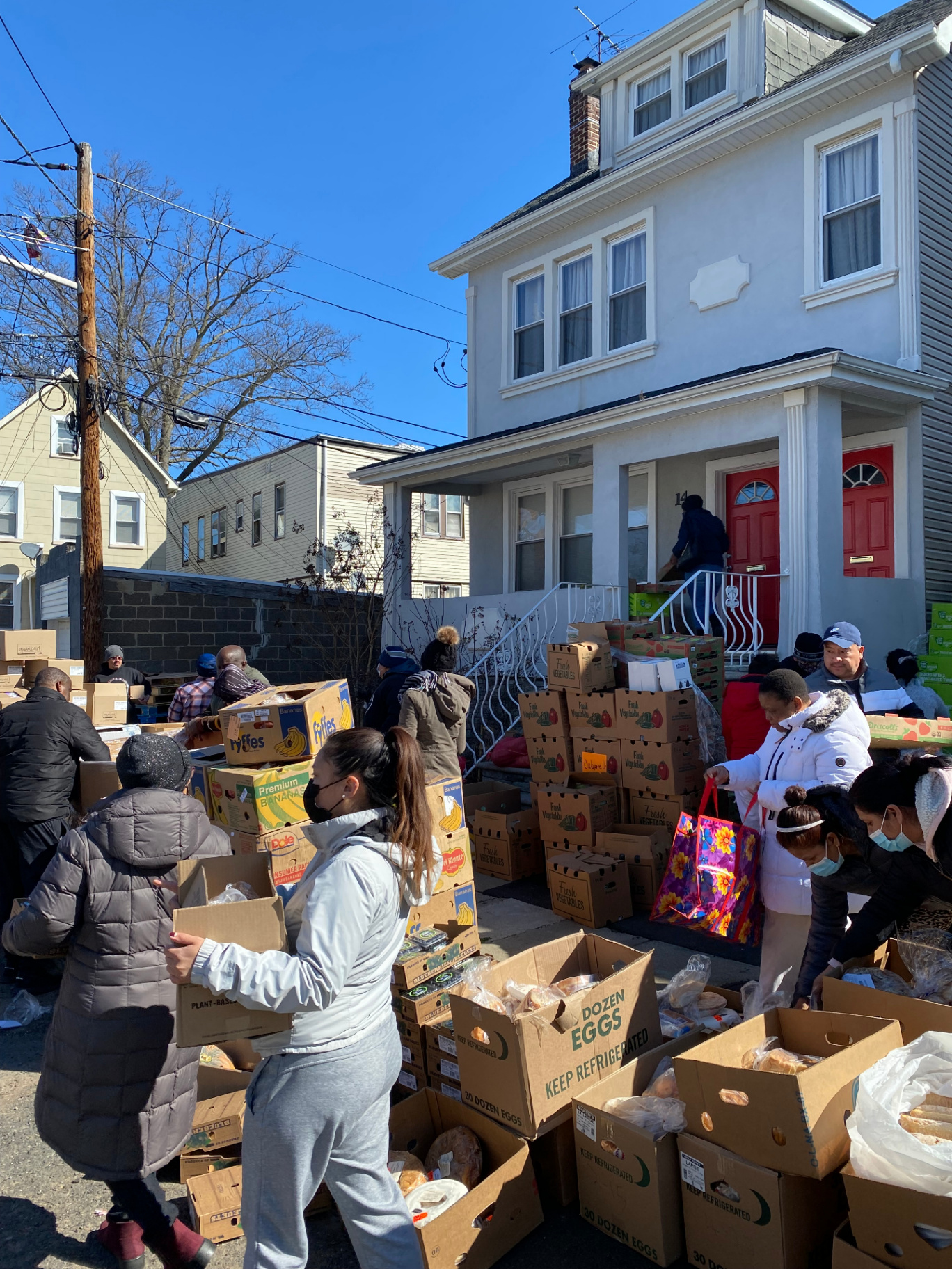 Volunteers distributing food